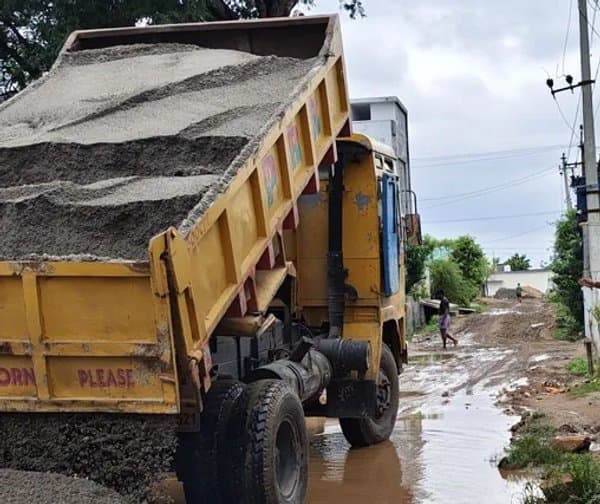 ఖానాపూర్‌లో రోడ్డుకు మరమ్మతులు