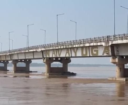 వశిష్ఠ గోదావరిలో వరద ఉధృతి - Udayam