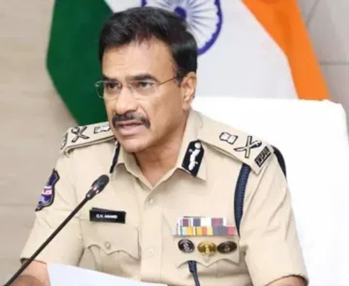నలుగురు అధికారులకు డీజీపీ హెచ్చరిక