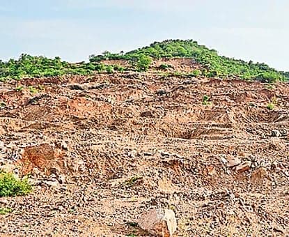 కొర్రపాటివారిపాలెం కొండపై మళ్లీ అక్రమ తవ్వకాలు - Udayam