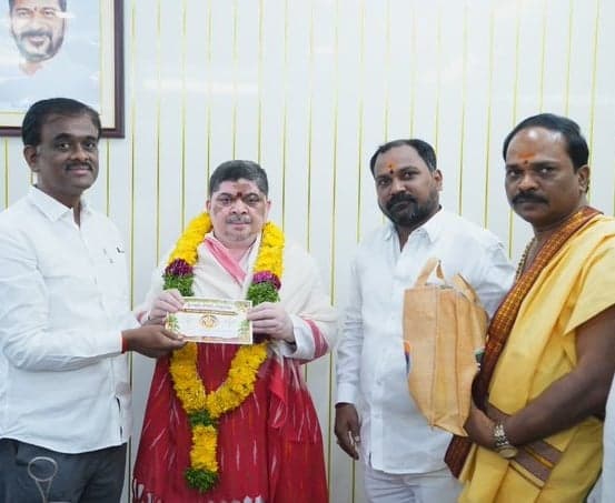 శరన్నవరాత్రి ఉత్సవాలకు మంత్రి పొన్నంకు ఆహ్వానం