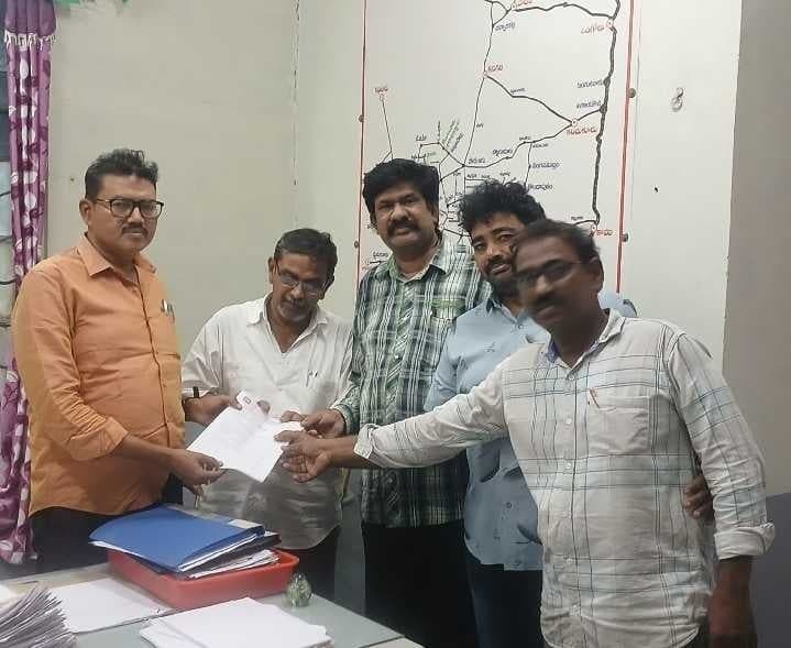 మృతుడి కుటుంబానికి రూ.80 లక్షలు ఇవ్వాలి - Udayam