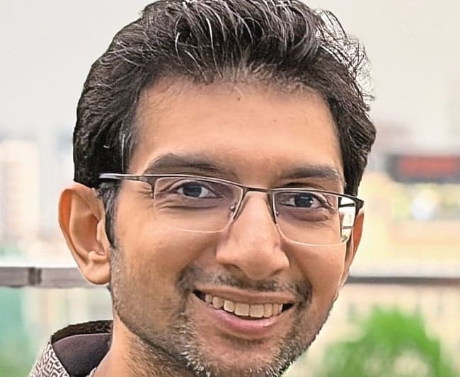 హీలియం పీల్చి ఉద్యోగి మృతి
