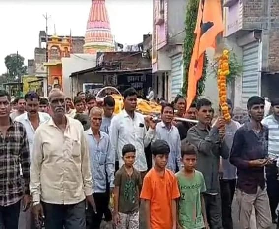 అనారోగ్యంతో మృతిచెందిన వానరానికి గ్రామస్తుల ఘన నివాళి - Udayam