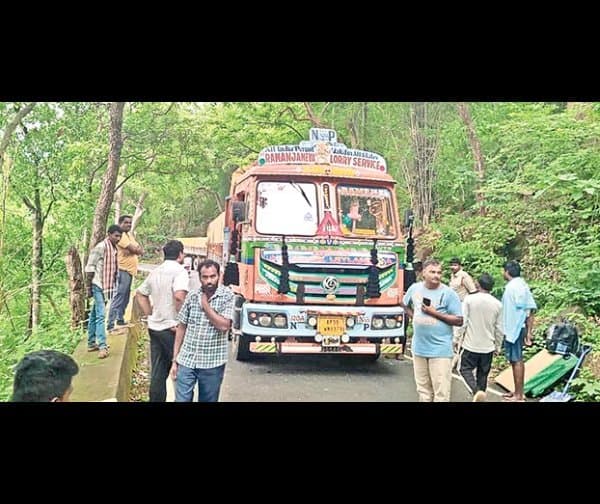 ప్రమాదకరంగా లంబసింగి ఘాట్ రోడ్డు