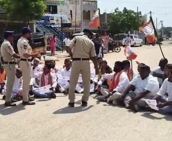 పెద్దకొడప్గల్‌లో బీజేపీ నేతల ధర్నా - Udayam