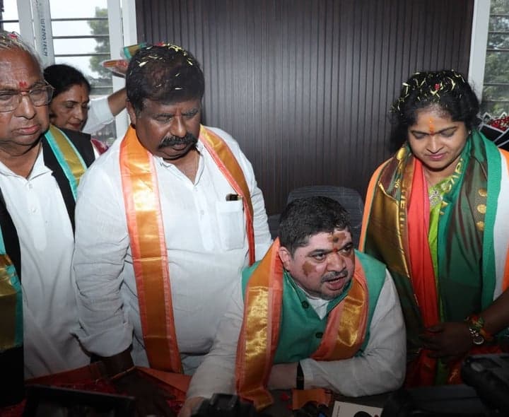 రంగారెడ్డి జిల్లా డీసీసీ అధ్యక్షురాలిగా పారిజాత బాధ్యతల స్వీకరణ - gallery image 2