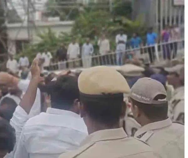 హరీశ్‌ రావు అడ్డుగింత.. పోలీసుల తీరుపై నిరసన