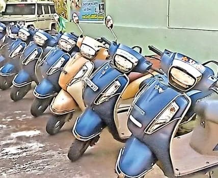దసరా షోరూంలో కనిపించే బైకులు చోరీ చేసినవే!
