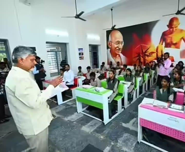 ఉపాధ్యాయుడిగా మారిన సీఎం చంద్రబాబు