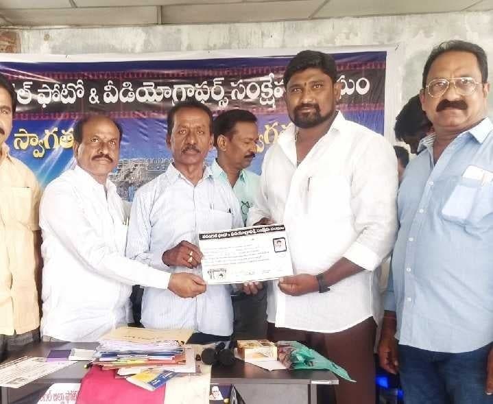 ఫొటోగ్రాఫర్స్ అసోసియేషన్ ఉపాధ్యక్షుడిగా శ్రీధర్ - Udayam