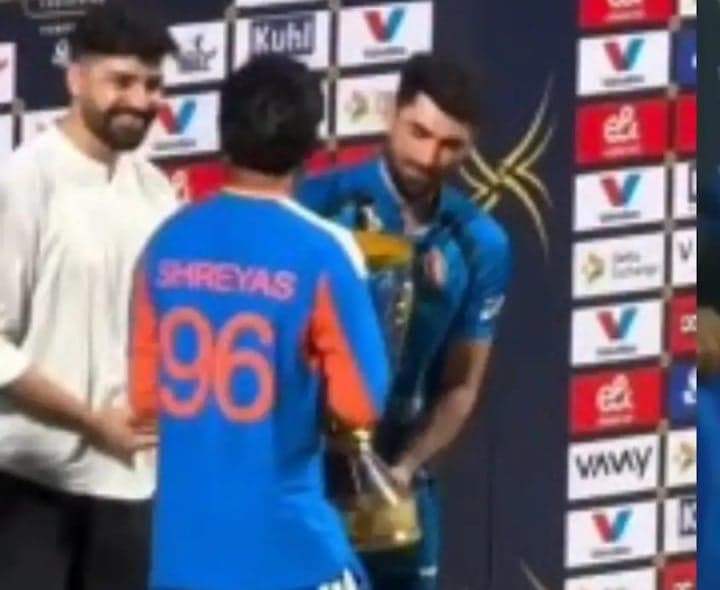 అఫ్గాన్ కెప్టెన్‌ను ఫొటోకు ఆహ్వానించిన శ్రేయస్