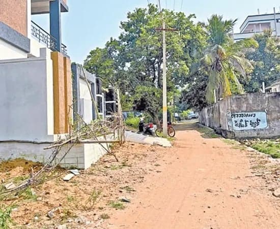 మొక్కల నిబంధనలకు తూట్లు - Udayam