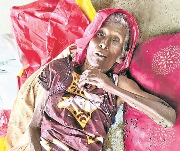 షెడ్డులో వృద్ధురాలి దీనస్థితి