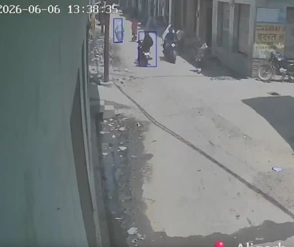 మహిళను తుపాకీతో కాల్చిన దుండగులు