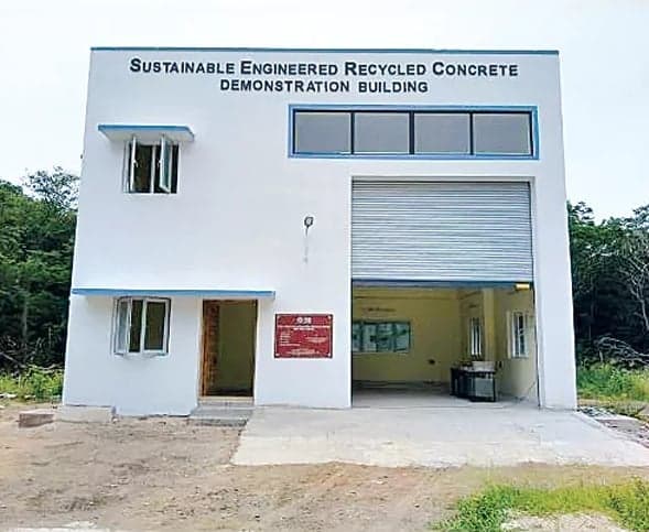 పాత వ్యర్థాలతో సరికొత్త భవనం నిర్మాణం