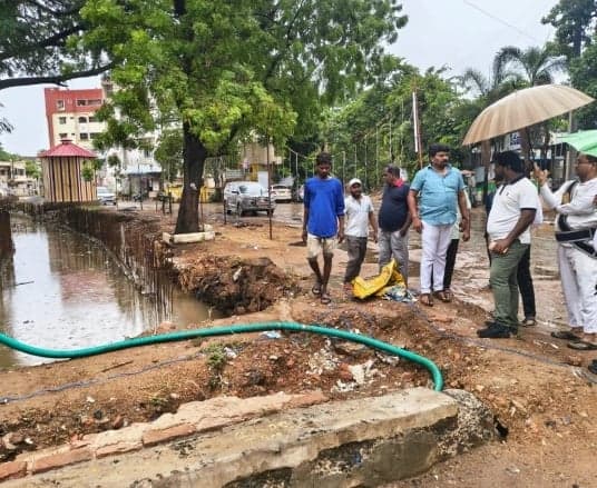 నెల్లూరులో డ్రైనేజీ పరిశీలన