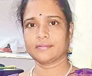 నిప్పంటించుకుని మహిళ ఆత్మహత్య