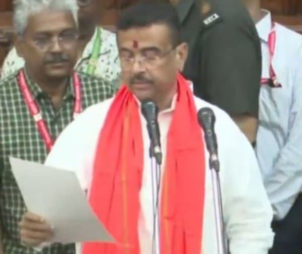 కోల్‌కతాలో ఎమ్మెల్యేల ప్రమాణ స్వీకారం: సువేందు అధికారి ప్రమాణం
