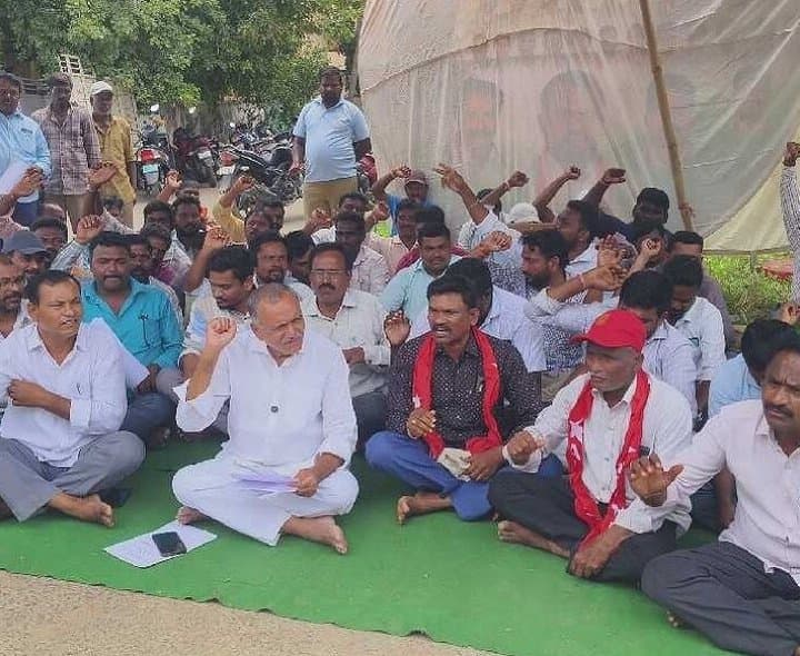 జీతాల కోతతో కార్మికులపై భారం: గండ్ర