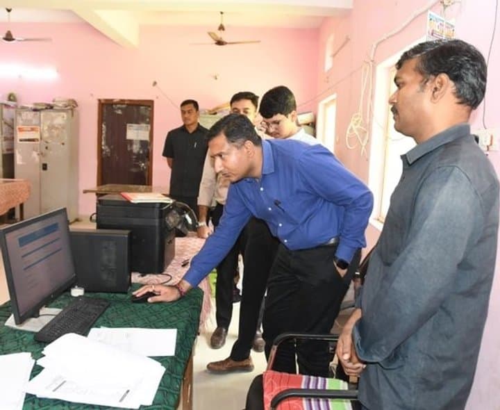 ఉట్నూర్‌లో చేయూత దరఖాస్తుల ప్రక్రియపై కలెక్టర్‌ సమీక్ష