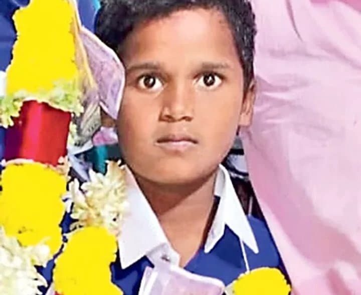 ప్రహరీ కూలి 12 ఏళ్ల విద్యార్థి మృతి