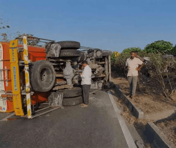 విజయవాడ హైవేపై ప్రమాదం: అడ్డంగా పడిపోయిన ఆయిల్ ట్యాంకర్ - Udayam Digital