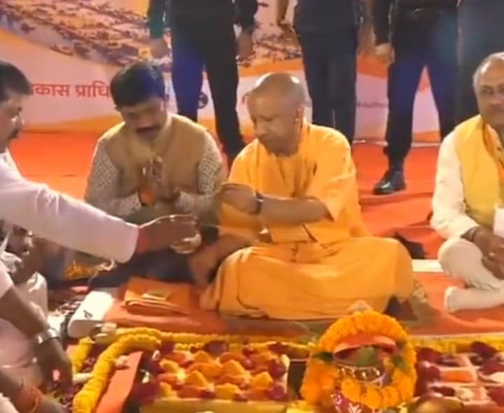 అతీక్ అహ్మద్ భూమిలో గృహ నిర్మాణ ప్రాజెక్టుకు యోగి శంకుస్థాపన