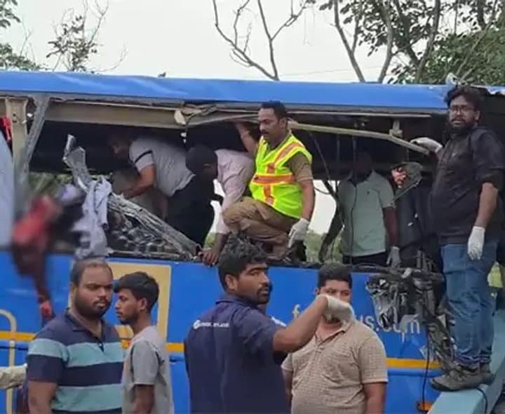 కోదాడ వద్ద ఘోర ప్రమాదం.. ఆరుగురు మృతి - Udayam