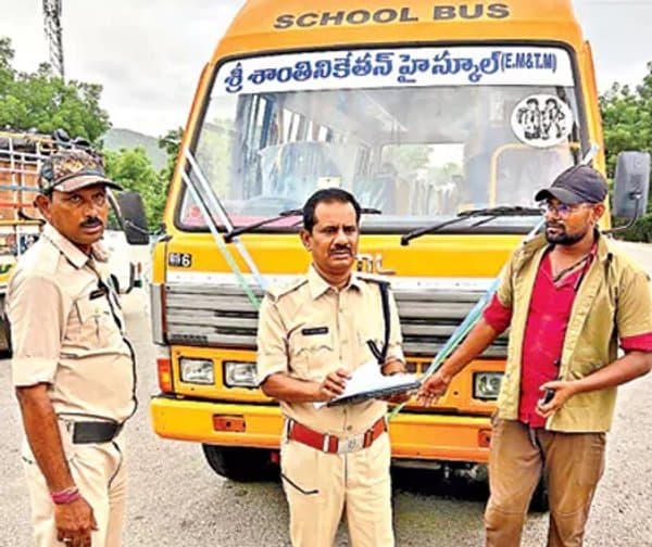 పులివెందులలో స్కూల్ బస్సు ప్రమాదం