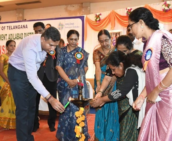 కలెక్టర్ చేతుల మీదుగా ఆదర్శ తల్లిదండ్రులకు సన్మానం