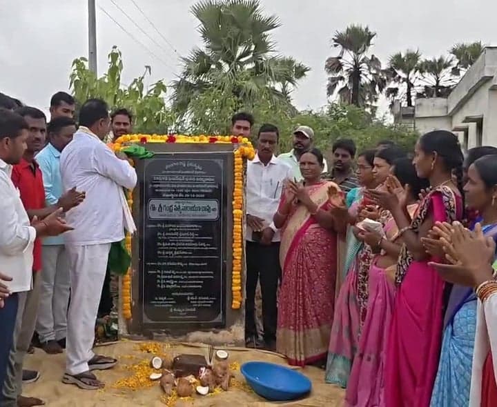 రూ.1.50 కోట్ల పనులకు శంకుస్థాపన - Udayam