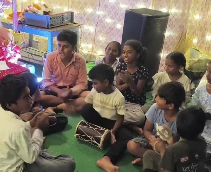 హున్సాలో చిన్నారుల భజన వైరల్‌ - Udayam