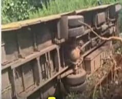  స్కూల్‌ బస్సు బోల్తా.. 30 మందికి గాయాలు