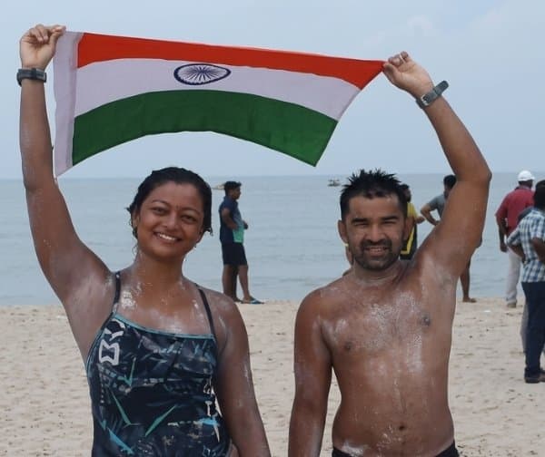 సాహస జంట: 11 గంటల్లో శ్రీలంక నుంచి భారత్‌కు ఈత!