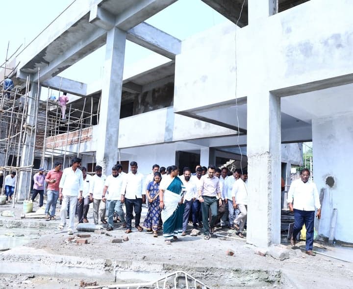 ములుగు మోడల్ బస్‌స్టాండ్ పనులు త్వరగా పూర్తి చేయాలి: మంత్రి సీతక్క - gallery image 2