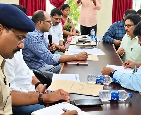 కలెక్టర్‌ ఆగ్రహం.. సర్వేయర్‌కు తీవ్ర హెచ్చరిక