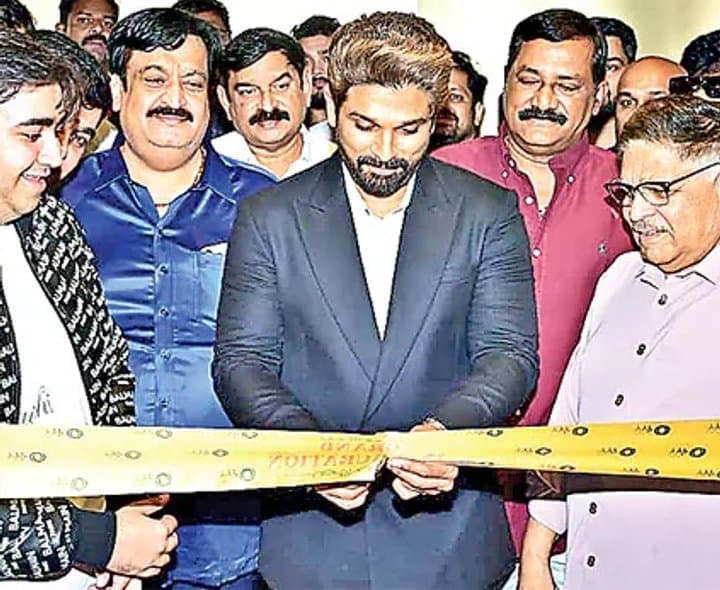 అల్లు అర్జున్‌ రాకతో నగరంలో సందడి
