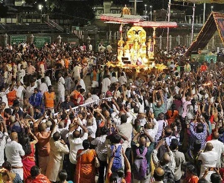 తిరుమలలో వైభవంగా గరుడసేవ