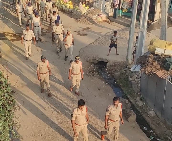 బొంపల్లిలో పోలీసుల కార్డెన్ సెర్చ్ - Udayam