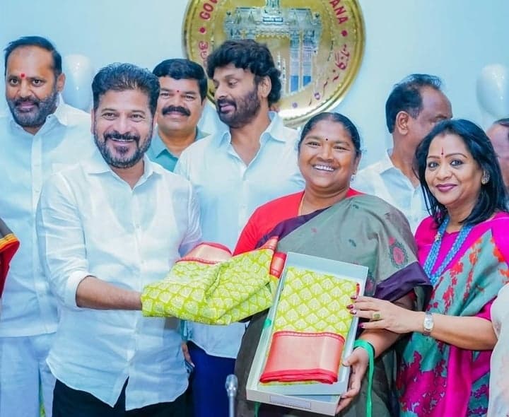 బతుకమ్మకు 1.05 కోట్ల మహిళలకు చీరలు