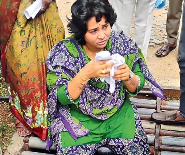 ఇనుప గ్రిల్స్‌లో ఇరుక్కున్న మహిళ కాలు