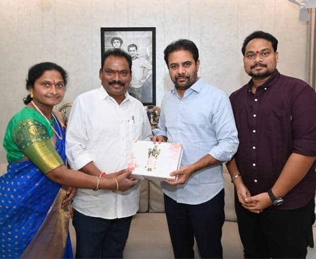 కేటీఆర్‌కు వివాహ ఆహ్వాన పత్రిక అందజేసిన మాజీ ఎమ్మల్యే దంపతులు