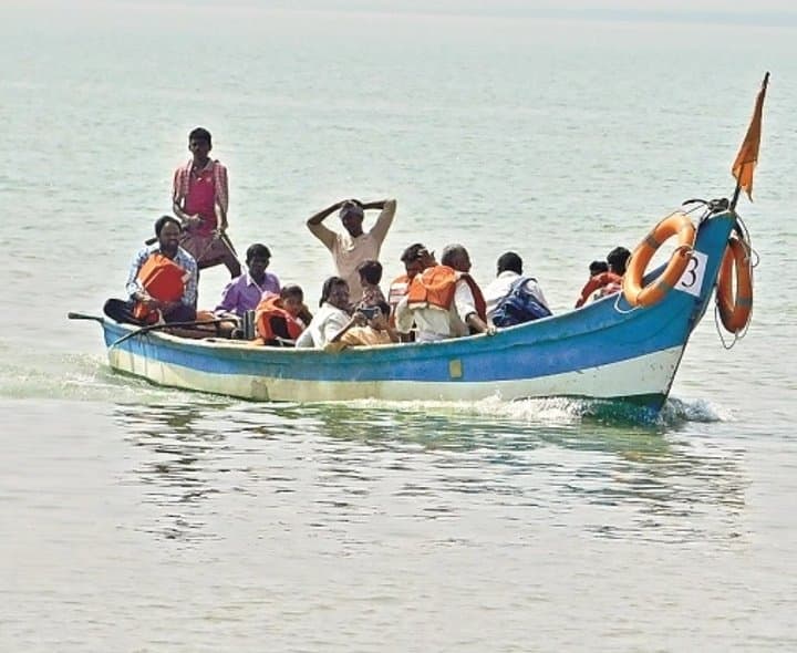 కృష్ణా నదిలో బోట్ల రాకపోకలకు అంతరాయం