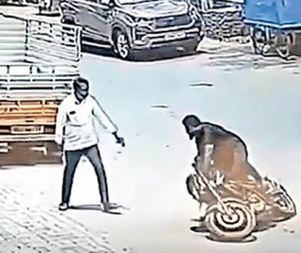 సరూర్‌నగర్‌లో ఫోన్ చోరీ