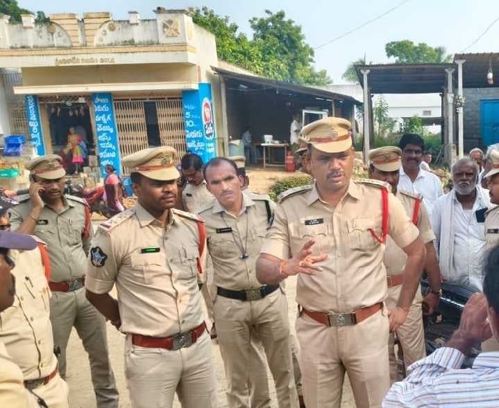 కుంకలగుంటలో పోలీసుల విస్తృత తనిఖీలు - Udayam