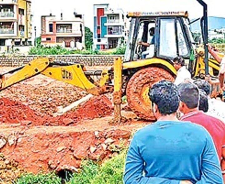చెరువు ఆక్రమణలు తొలగించిన రెవెన్యూ అధికారులు