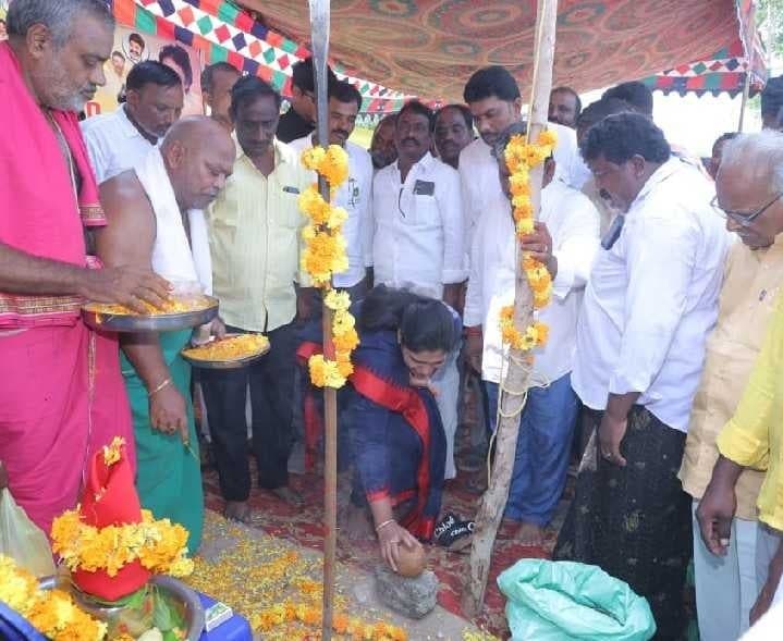 కురిచేడులో కొత్త రోడ్డుకు శంకుస్థాపన - Udayam