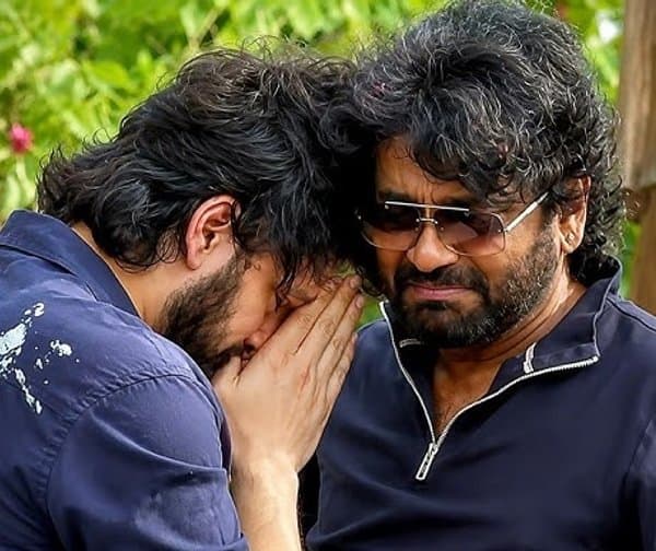అఖిల్ సక్సెస్: భావోద్వేగంలో అక్కినేని కుటుంబం
