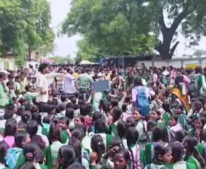 టీచర్ కోసం విద్యార్థుల పోరాటం